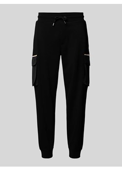 Spodnie dresowe o kroju regular fit z kieszeniami cargo model ‘Larsen’ ze sklepu Peek&Cloppenburg  w kategorii Spodnie męskie - zdjęcie 173555206