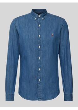 Koszula jeansowa o kroju slim fit z wyhaftowanym logo ze sklepu Peek&Cloppenburg  w kategorii Koszule męskie - zdjęcie 173556259