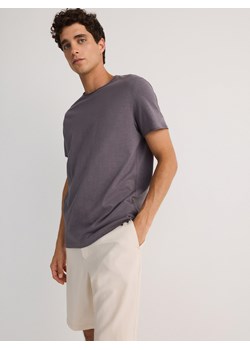 Reserved - Gładki t-shirt regular fit - ciemnoszary ze sklepu Reserved w kategorii T-shirty męskie - zdjęcie 173563979