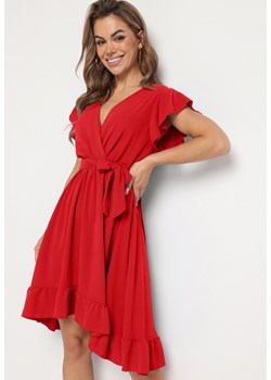 Czerwona Kopertowa Sukienka z Asymetrycznym Dołem Ozdobiona Falbanką z Paskiem w Talii Snidia ze sklepu Born2be Odzież w kategorii Sukienki - zdjęcie 173566679