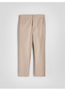 Reserved - Spodnie chino regular z dodatkiem lnu - beżowy ze sklepu Reserved w kategorii Spodnie męskie - zdjęcie 173581677