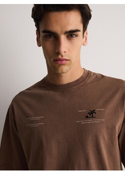 Reserved - T-shirt oversize z nadrukiem na plecach - ciemnobrązowy ze sklepu Reserved w kategorii T-shirty męskie - zdjęcie 173581787