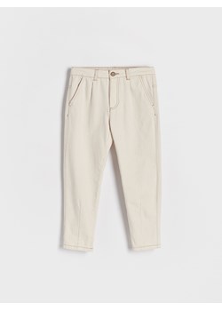 Reserved - Spodnie chino regular fit - złamana biel ze sklepu Reserved w kategorii Spodnie chłopięce - zdjęcie 173588359