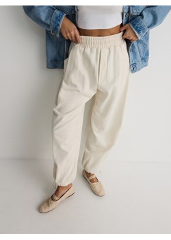 Reserved - Spodnie dresowe ze ściągaczami - złamana biel ze sklepu Reserved w kategorii Spodnie damskie - zdjęcie 173589979