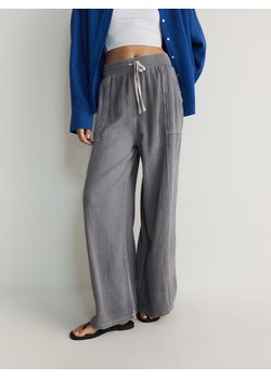 Reserved - Spodnie ze strukturalnej tkaniny - jasnoszary ze sklepu Reserved w kategorii Spodnie damskie - zdjęcie 173589986