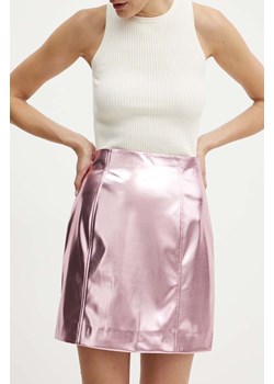 Guess spódnica LAURA kolor różowy mini rozkloszowana W4YD71 WGAP0 ze sklepu ANSWEAR.com w kategorii Spódnice - zdjęcie 173591497