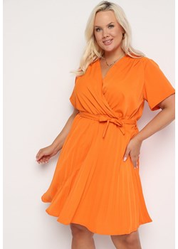 Pomarańczowa  Sukienka z Kopertowym Dekoltem Wiązanym Paskiem i Gumką w Pasie Vung ze sklepu Born2be Odzież w kategorii Sukienki - zdjęcie 173598426