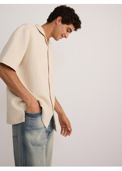 Reserved - Muślinowa koszula comfort fit - beżowy ze sklepu Reserved w kategorii Koszule męskie - zdjęcie 173615516