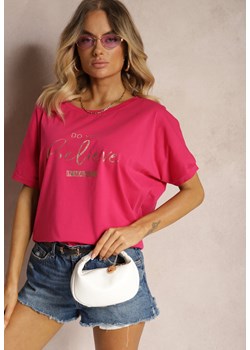 Ciemnoróżowy Casualowy T-shirt z Bawełny Ozdobiony Napisem Groea ze sklepu Renee odzież w kategorii Bluzki damskie - zdjęcie 173625946