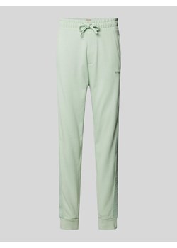 Spodnie dresowe o kroju regular fit z wyhaftowanym logo ze sklepu Peek&Cloppenburg  w kategorii Spodnie męskie - zdjęcie 173629635
