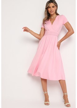 Różowa Taliowana Sukienka z Dekoltem na Zakładkę Quimadea ze sklepu Born2be Odzież w kategorii Sukienki - zdjęcie 173642875