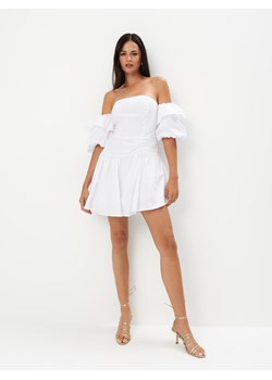 Mohito - Sukienka mini z odkrytymi ramionami - biały ze sklepu Mohito w kategorii Sukienki - zdjęcie 173657375