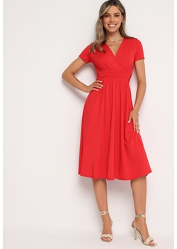 Czerwona Taliowana Sukienka z Dekoltem na Zakładkę Quimadea ze sklepu Born2be Odzież w kategorii Sukienki - zdjęcie 173657915