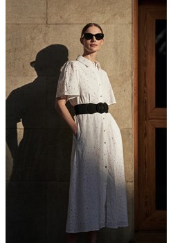 Ażurowa sukienka z wiązaniem w talii biała ze sklepu Moodo.pl w kategorii Sukienki - zdjęcie 173664679