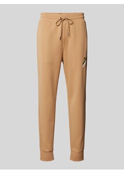 Spodnie dresowe z detalem z logo model ‘STRIPE’ ze sklepu Peek&Cloppenburg  w kategorii Spodnie męskie - zdjęcie 173665117