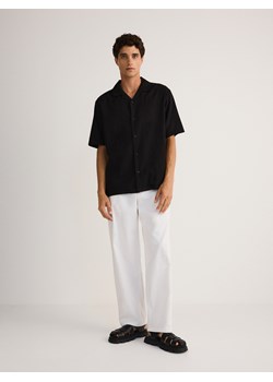 Reserved - Spodnie relaxed fit z domieszką lnu - biały ze sklepu Reserved w kategorii Spodnie męskie - zdjęcie 173668457
