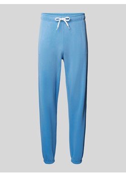 Spodnie dresowe o kroju regular fit z wyhaftowanym logo ze sklepu Peek&Cloppenburg  w kategorii Spodnie damskie - zdjęcie 173671698
