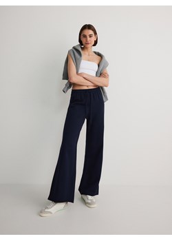 Reserved - Gładkie spodnie z bawełny - granatowy ze sklepu Reserved w kategorii Spodnie damskie - zdjęcie 173676167