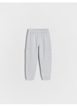 Reserved - Spodnie dresowe z kieszeniami cargo - jasnoszary ze sklepu Reserved w kategorii Spodnie i półśpiochy - zdjęcie 173677926