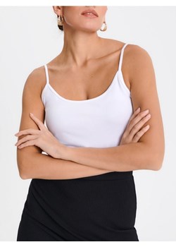 Sinsay - Gładki top na ramiączkach - biały ze sklepu Sinsay w kategorii Bluzki damskie - zdjęcie 173683027