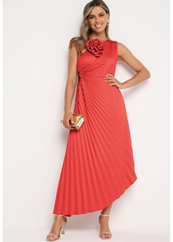 Czerwona Plisowana Sukienka o Asymetrycznym Kroju z Wycięciem i Broszką w Kształcie Kwiatu Lavimas ze sklepu Born2be Odzież w kategorii Sukienki - zdjęcie 173683376