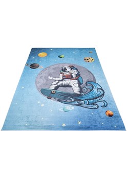 Niebieski dywan dziecięcy z kosmonautą na deskorolce - Cebo 3X ze sklepu Edinos.pl w kategorii Tekstylia dziecięce - zdjęcie 173684599