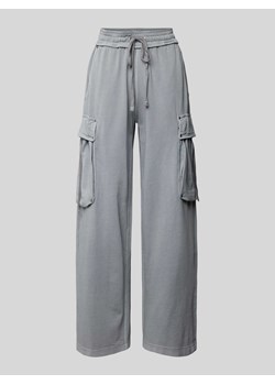 Spodnie dresowe o luźnym kroju z kieszeniami cargo ze sklepu Peek&Cloppenburg  w kategorii Spodnie damskie - zdjęcie 173687975