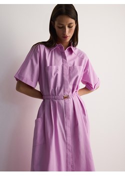 Reserved - Koszulowa sukienka midi z paskiem - fuksja ze sklepu Reserved w kategorii Sukienki - zdjęcie 173694047