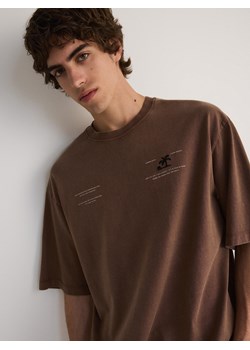 Reserved - T-shirt oversize z nadrukiem na plecach - ciemnobrązowy ze sklepu Reserved w kategorii T-shirty męskie - zdjęcie 173694325