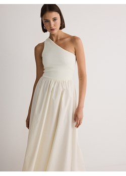 Reserved - Sukienka na jedno ramię - złamana biel ze sklepu Reserved w kategorii Sukienki - zdjęcie 173694549