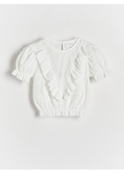 Reserved - Ażurowa bluzka z falbaną - złamana biel ze sklepu Reserved w kategorii Bluzki dziewczęce - zdjęcie 173694569