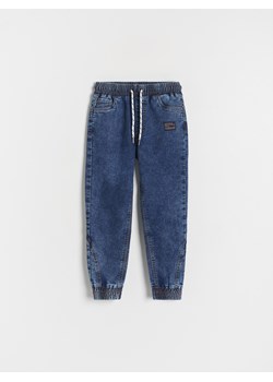 Reserved - Elastyczne jeansy jogger - granatowy ze sklepu Reserved w kategorii Spodnie chłopięce - zdjęcie 173708585