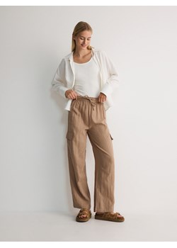 Reserved - Spodnie z bawełny muślinowej - beżowy ze sklepu Reserved w kategorii Spodnie damskie - zdjęcie 173710016