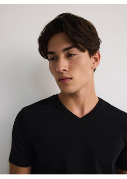 Reserved - T-shirt slim z dekoltem V - czarny ze sklepu Reserved w kategorii T-shirty męskie - zdjęcie 173714338