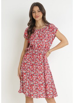 Czerwona Rozkloszowana Sukienka Midi z Gumką w Pasie w Kwiaty z Wiskozy Leasi ze sklepu Born2be Odzież w kategorii Sukienki - zdjęcie 173716296
