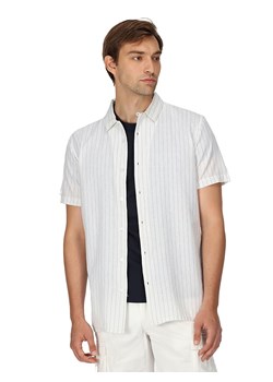 Regatta Koszula &quot;Shorebay&quot; w kolorze białym ze sklepu Limango Polska w kategorii Koszule męskie - zdjęcie 173716637