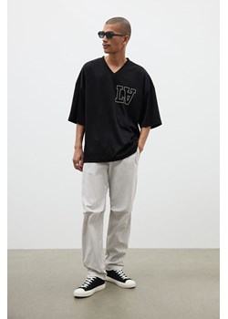 H & M - Nylonowe spodnie Regular Fit - Szary ze sklepu H&M w kategorii Spodnie męskie - zdjęcie 173722136