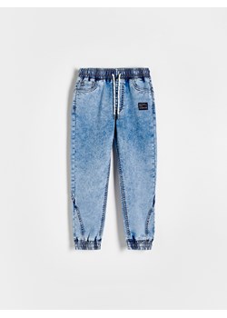 Reserved - Elastyczne jeansy jogger - niebieski ze sklepu Reserved w kategorii Spodnie chłopięce - zdjęcie 173725415