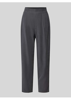 Spodnie materiałowe o kroju tapered fit z zakładkami w pasie ze sklepu Peek&Cloppenburg  w kategorii Spodnie damskie - zdjęcie 173728805