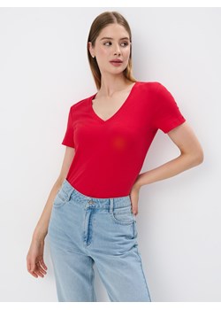 Mohito - Czerwony t-shirt z dekoltem V - czerwony ze sklepu Mohito w kategorii Bluzki damskie - zdjęcie 173729297