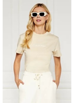 Calvin Klein T-shirt HERO LOGO | Regular Fit ze sklepu Gomez Fashion Store w kategorii Bluzki damskie - zdjęcie 173735435