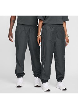 Spodnie dresowe z nylonu NOCTA Northstar - Szary ze sklepu Nike poland w kategorii Spodnie męskie - zdjęcie 173739189