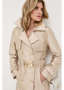 Guess płaszcz damski kolor beżowy przejściowy dwurzędowy ze sklepu ANSWEAR.com w kategorii Płaszcze damskie - zdjęcie 173747799