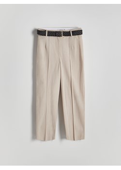 Reserved - Spodnie z paskiem - beżowy ze sklepu Reserved w kategorii Spodnie damskie - zdjęcie 173748735