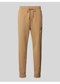 Spodnie dresowe z detalem z logo model ‘STRIPE’ ze sklepu Peek&Cloppenburg  w kategorii Spodnie męskie - zdjęcie 173750359
