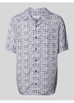 Koszula casualowa o kroju relaxed fit z nadrukiem z logo model ‘GRID STROKE’ ze sklepu Peek&Cloppenburg  w kategorii Koszule męskie - zdjęcie 173750747