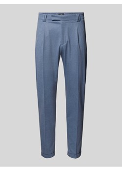 Spodnie do garnituru o kroju regular fit z zakładkami w pasie model ‘SAND’ ze sklepu Peek&Cloppenburg  w kategorii Spodnie męskie - zdjęcie 173760759