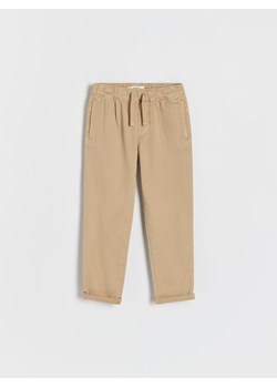 Reserved - Bawełniane spodnie chino - beżowy ze sklepu Reserved w kategorii Spodnie chłopięce - zdjęcie 173763667