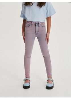 Reserved - Jeansy skinny high waist z efektem sprania - fioletowy ze sklepu Reserved w kategorii Spodnie dziewczęce - zdjęcie 173765386