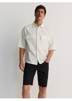 Reserved - Koszula boxy z kieszeniami - złamana biel ze sklepu Reserved w kategorii Koszule męskie - zdjęcie 173765525
